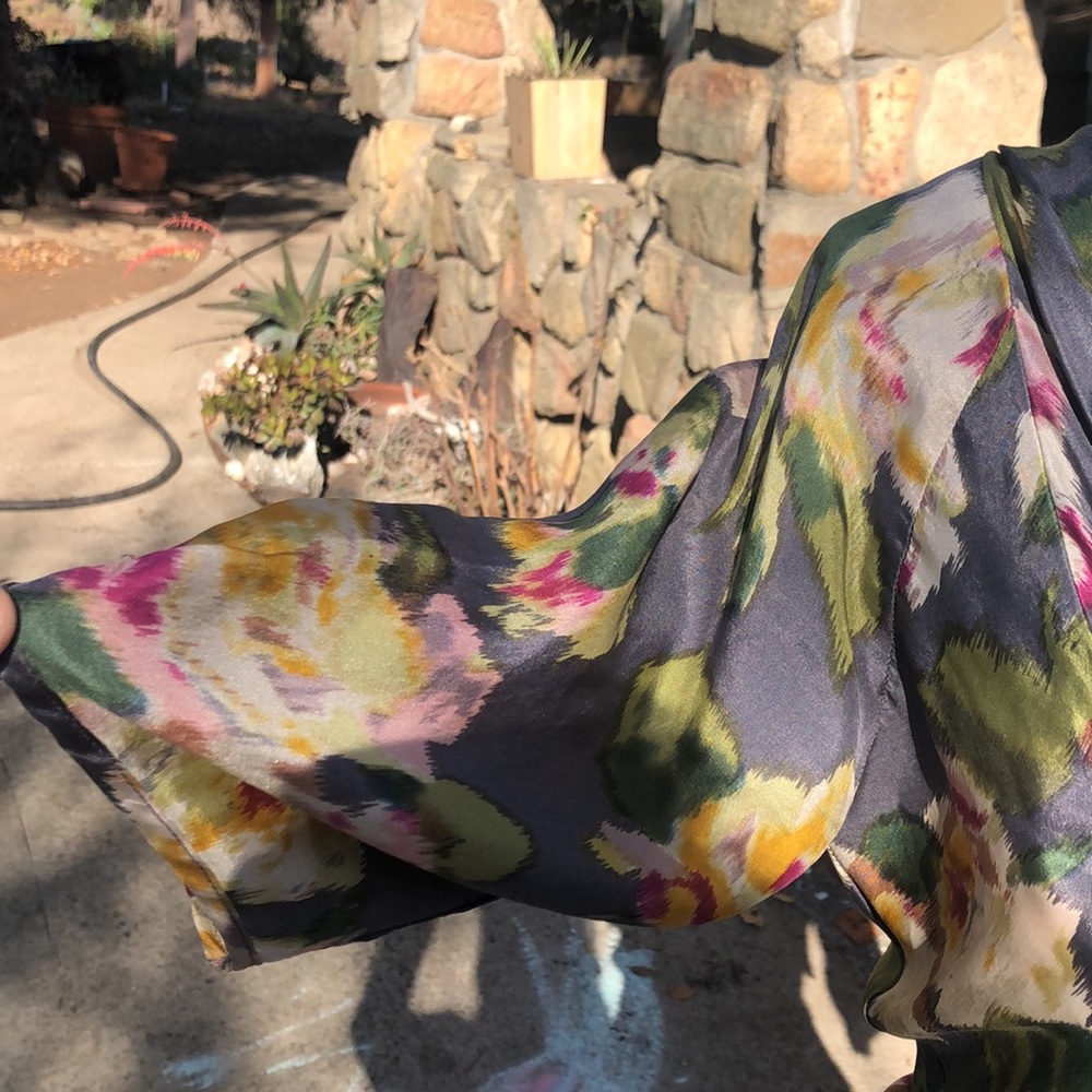 Floral print fine silk blouse. - Picture 2 of 6